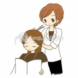 髪をカットする女性美容師さんと女性客